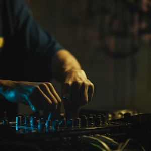 DJ夜猫_全中文club音乐包房嗨客订造DJcandy嗨爆汰加快电音现场