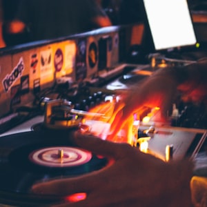 DJ小龙-全英文酒吧经常放的dj嗨曲电音舞曲串烧