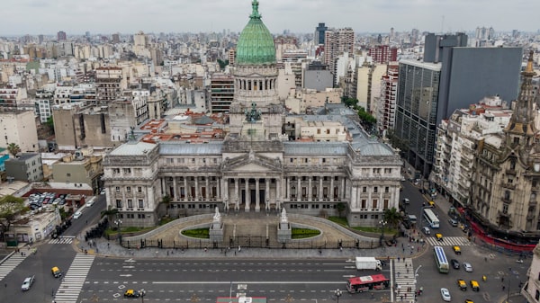 Argentina enfrenta inflação recorde: Notas de 10 mil pesos combatem crise financeira