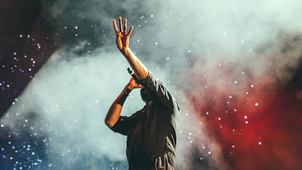 Análise do show de Rael no Lollapalooza 2024: Rael homenageia Djavan e canta com Emicida e Mano Brow