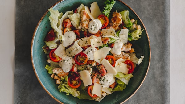 Salada fácil de rúcula com presunto cru: Aprenda a preparar esta delícia em apenas 10 minutos