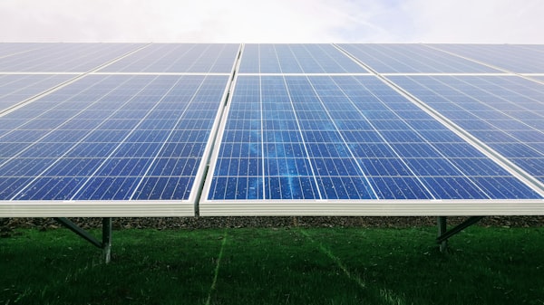 Projeto aprovado pela Câmara para substituir tarifa social de energia por energia solar fotovoltaica