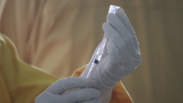 Imagem de uma seringa com uma vacina