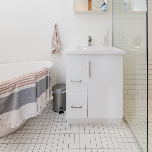 Petite salle de bain: idées et conseils pour l’aménager