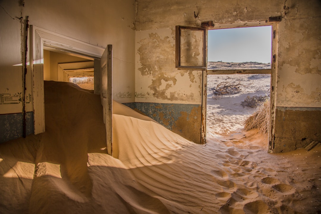 Фотографии из песка внутри дома